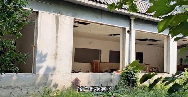 网友亲赴于谦废弃马场,铁门半开池塘干涸,建筑杂草丛生只留空壳