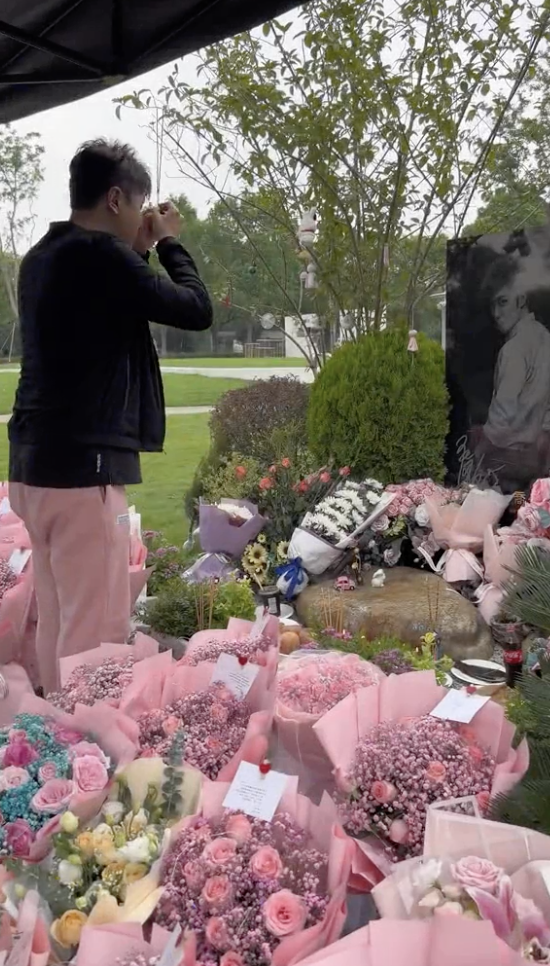 乔任梁|陈乔恩携丈夫到乔任梁墓地看望,带来粉色玫瑰,与乔妈妈温暖相拥