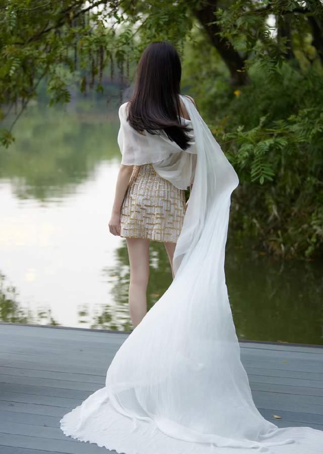 唐嫣|工作室晒出写真照,唐嫣一袭白裙亮相,大美娇妻