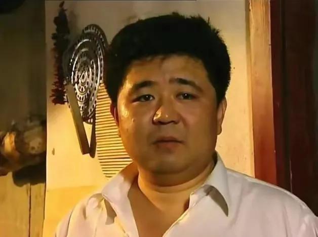 梁冠华|梁冠华：靠“狄仁杰”走红，因太胖而自卑，却又娶了人艺女神为妻