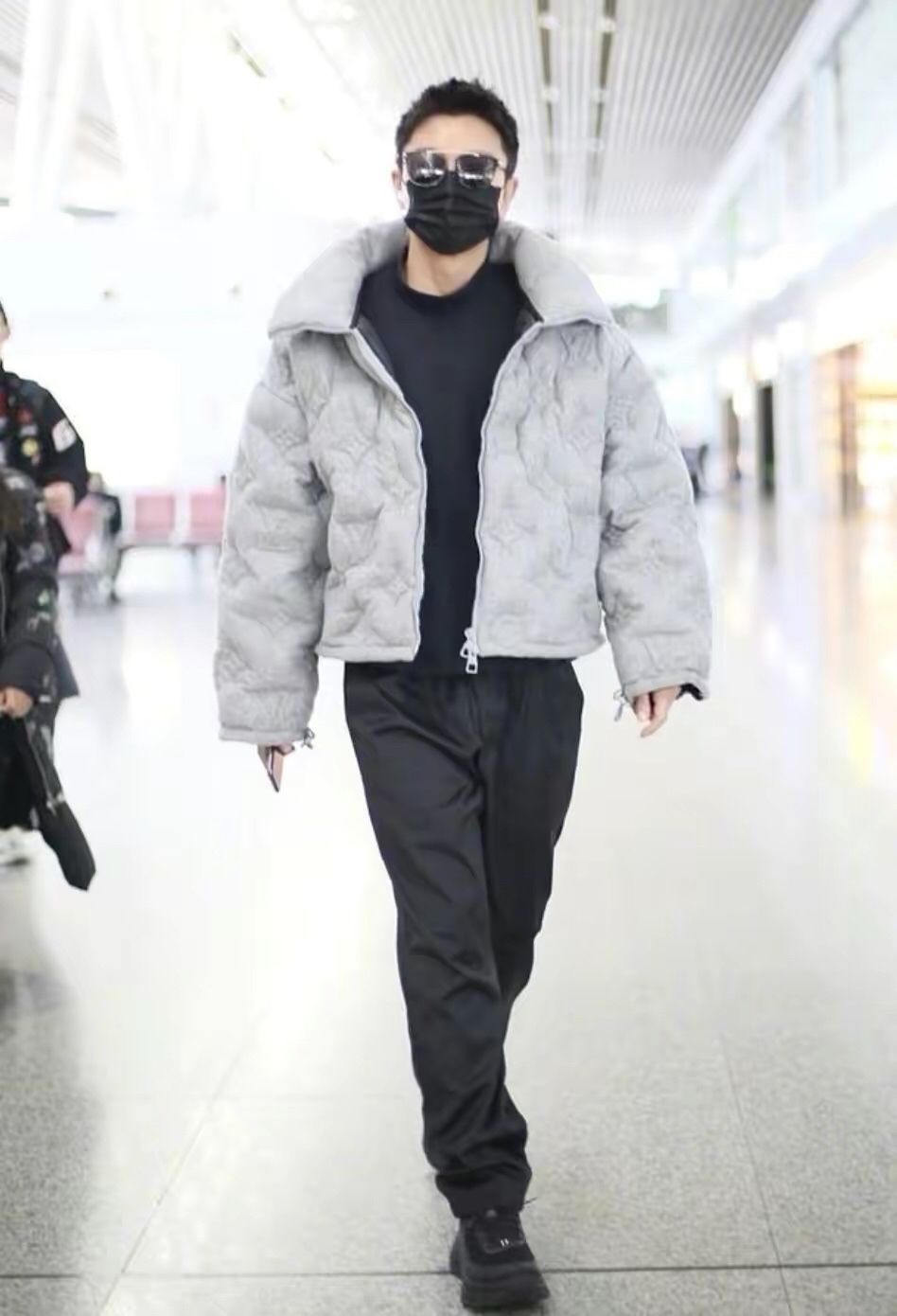 贾乃亮|贾乃亮为捞金真拼,穿羽绒服裹围巾在冰上直播,瑟瑟发抖看着都冷