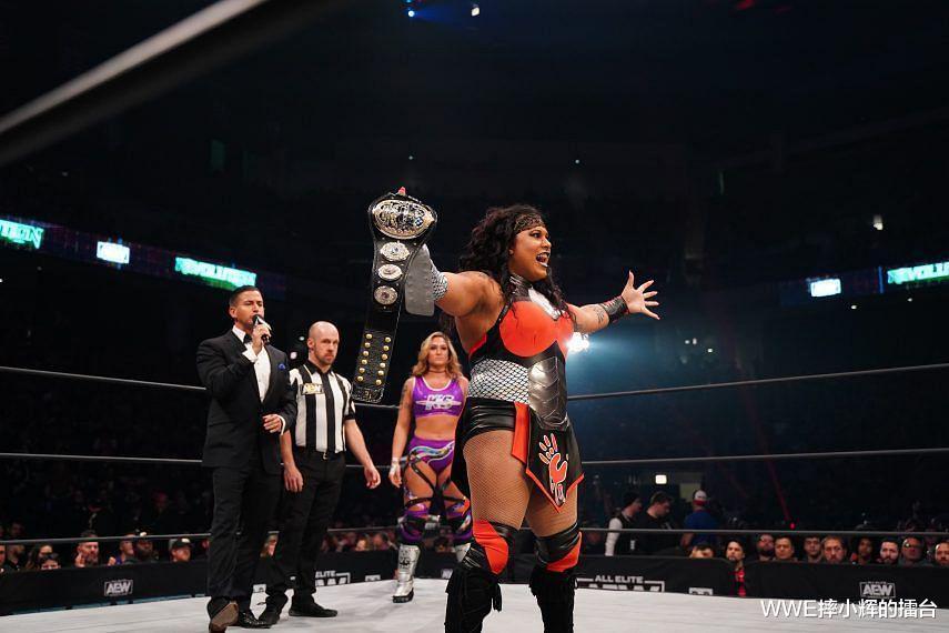 wwe|WWE与AEW两大经纪人惊喜互动！保罗与肥琪共忆当年共事情怀！