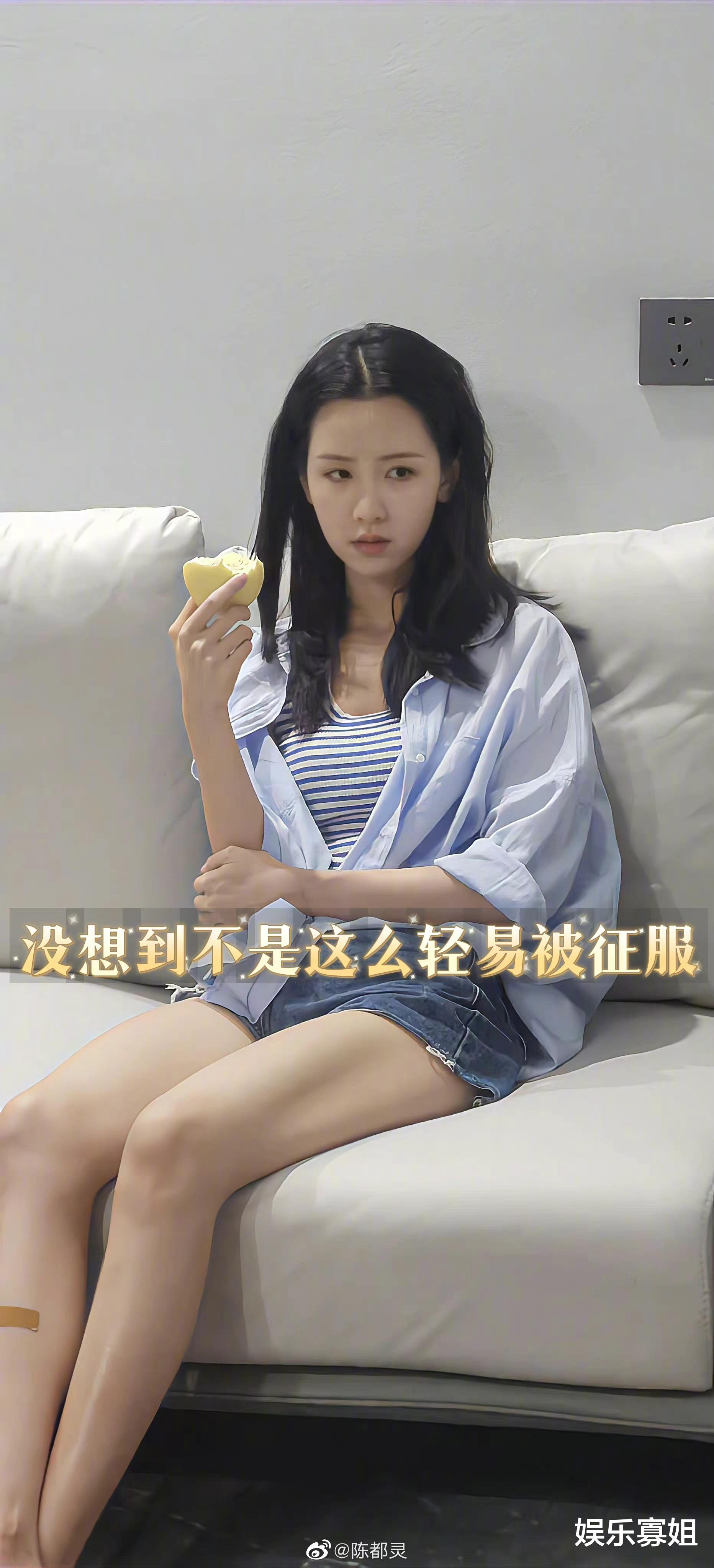 小姐姐|陈都灵分享妈妈镜头下的自己,“一口旋”样子有点子可爱哇