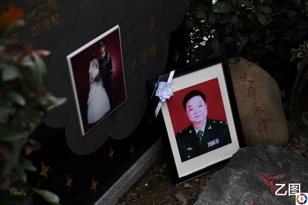 60岁失独母亲生双胞胎,12年后老伴离世,墓地紧挨着长女的墓