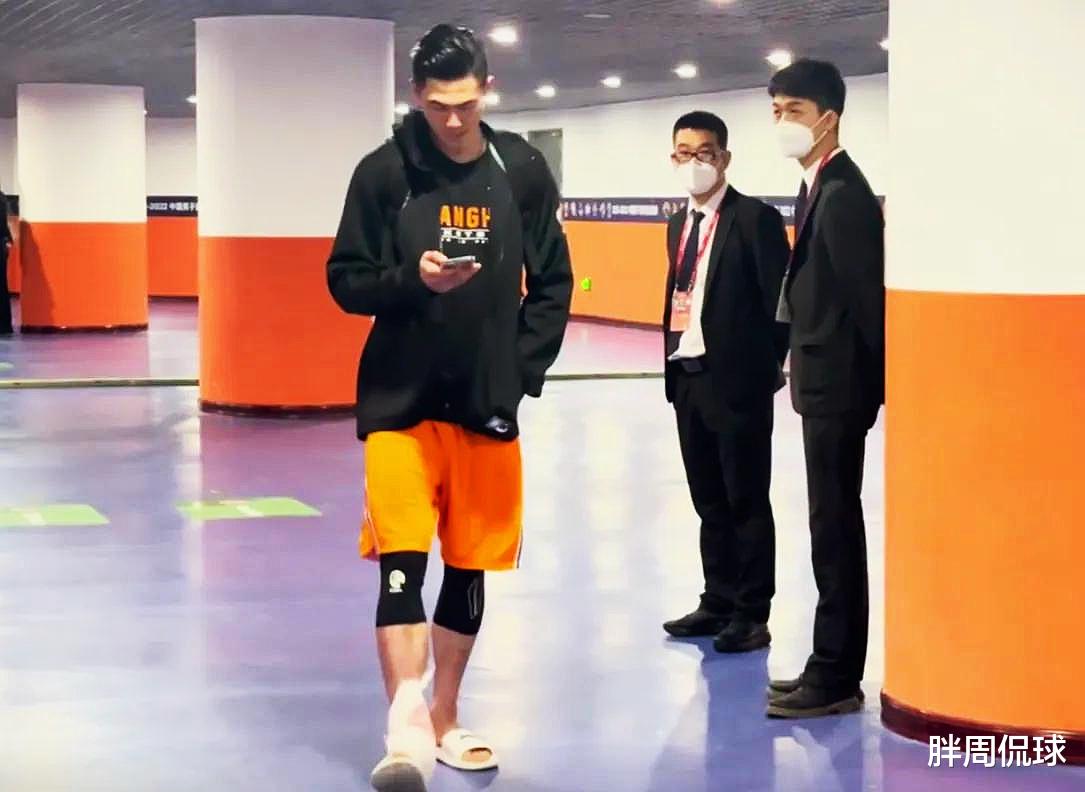上海男篮|李春江雪上加霜！上海男篮输掉G1又折一员核心，32分先生伤情不妙