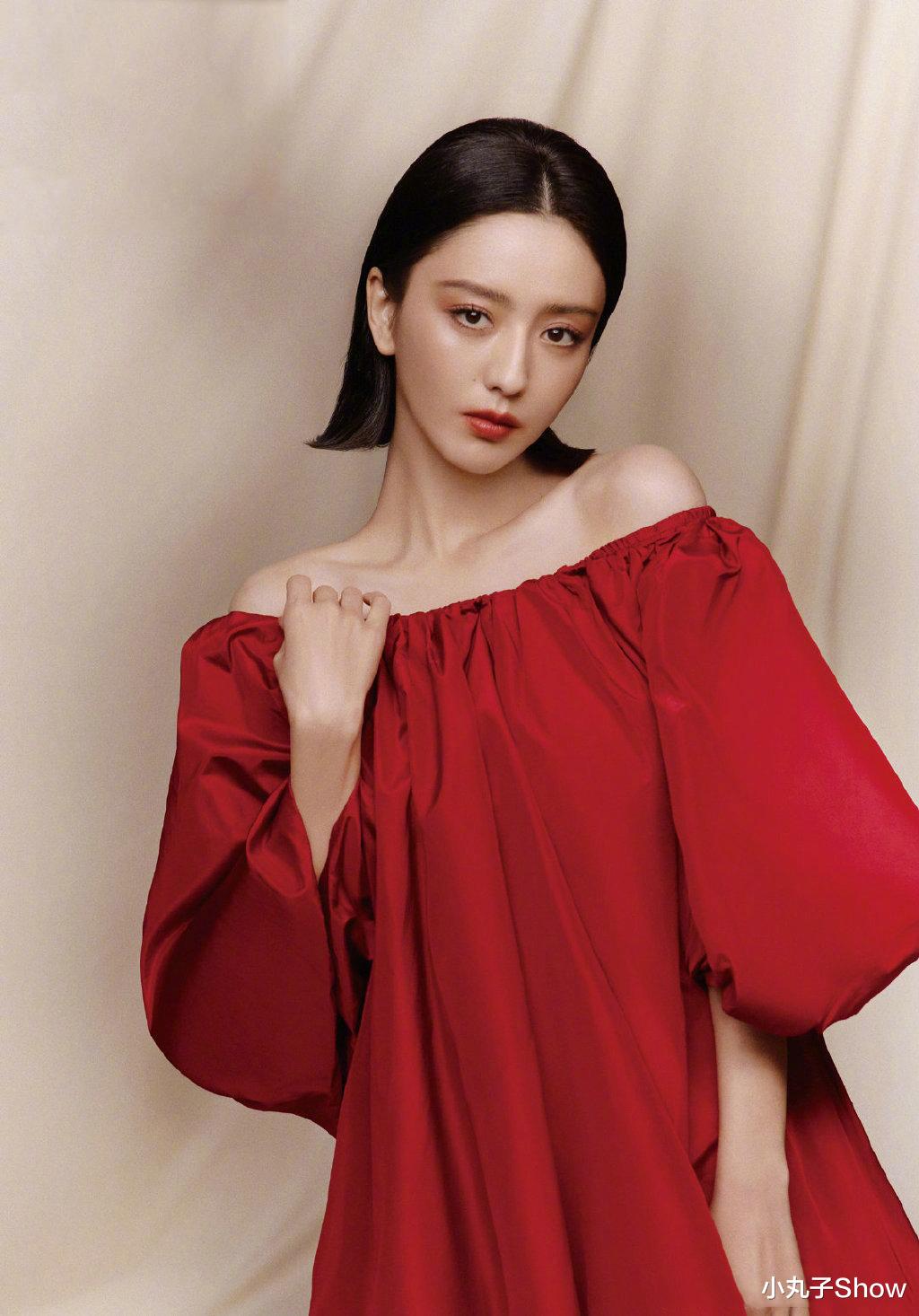 佟丽娅|久未露面！佟丽娅拍时尚写真大片，柔美连衣裙诠释摩登女郎风尚