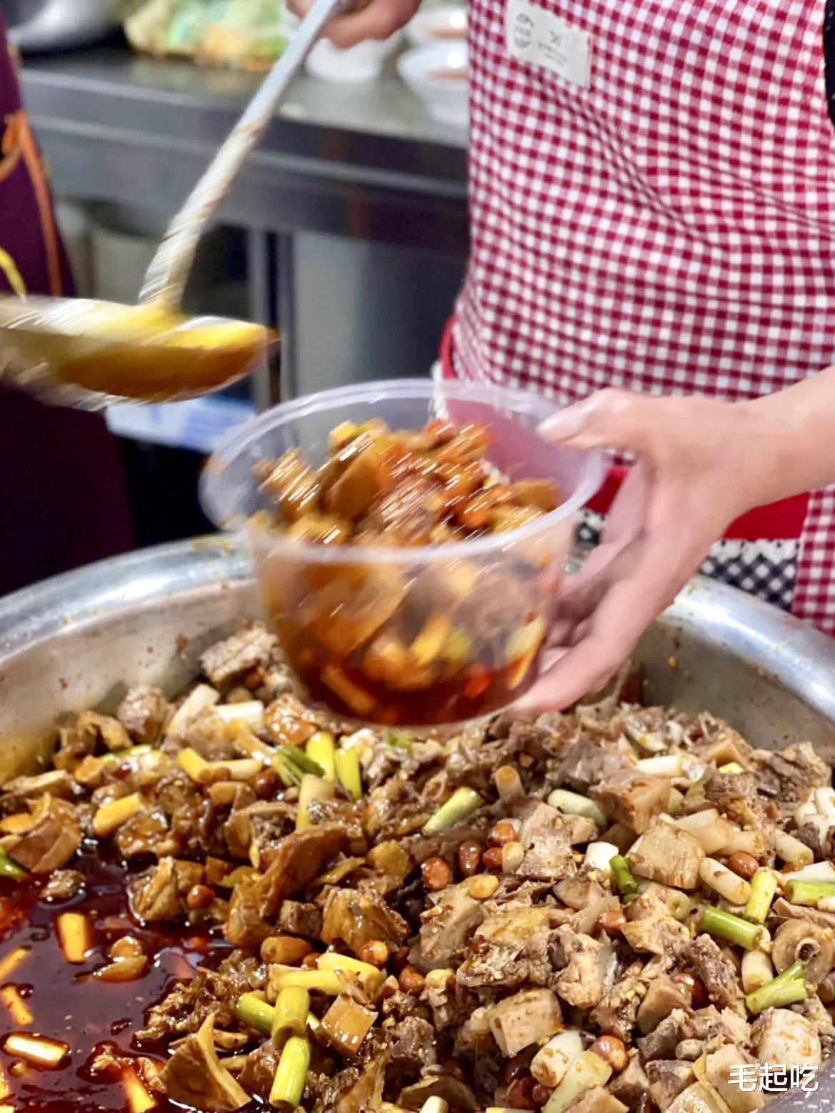 成都双流的“本地食堂”，人均消费20元左右，特色卤鹅味道太巴适