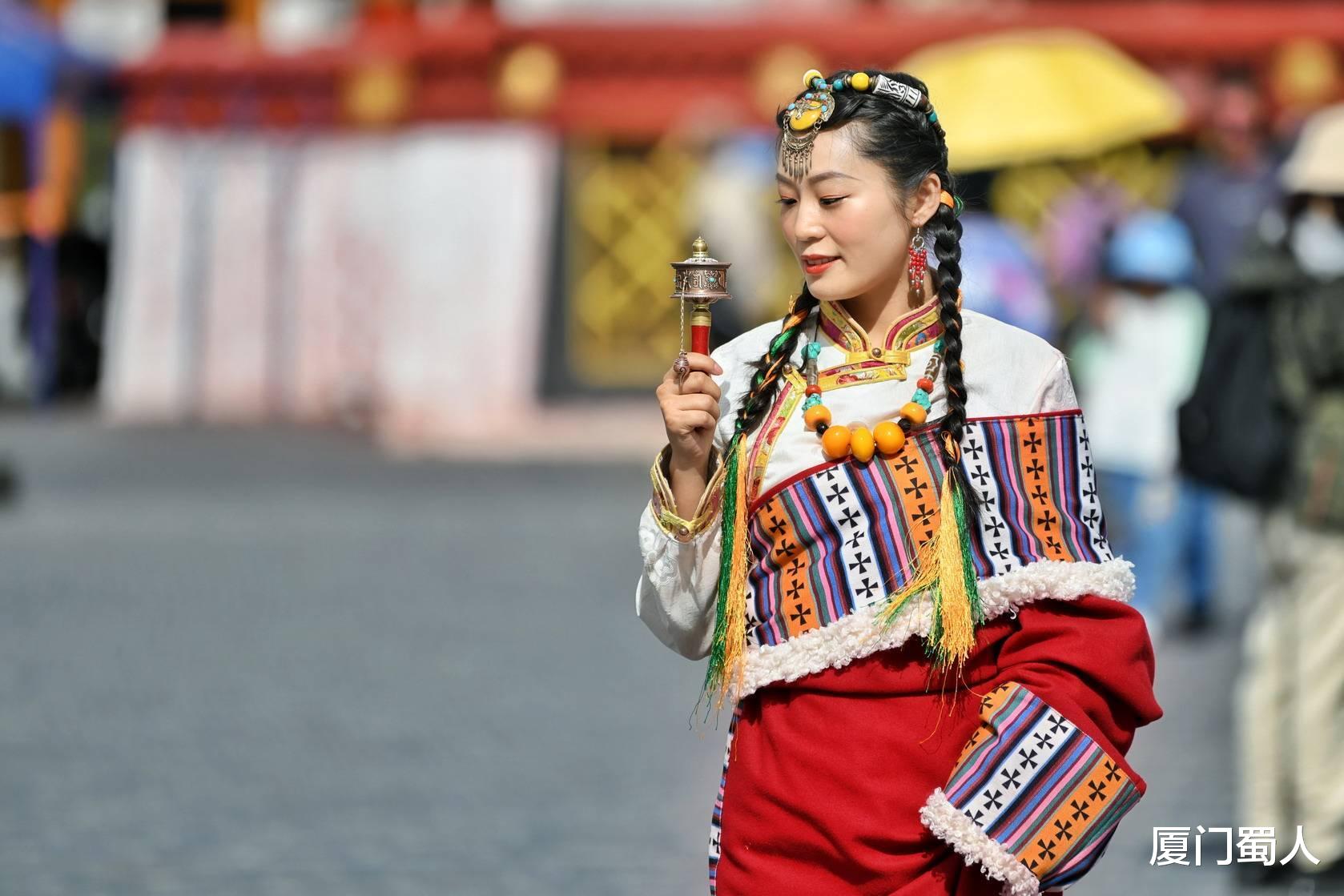 拉萨|拉萨街头美女如云，裹上藏服演绎最炫民族风
