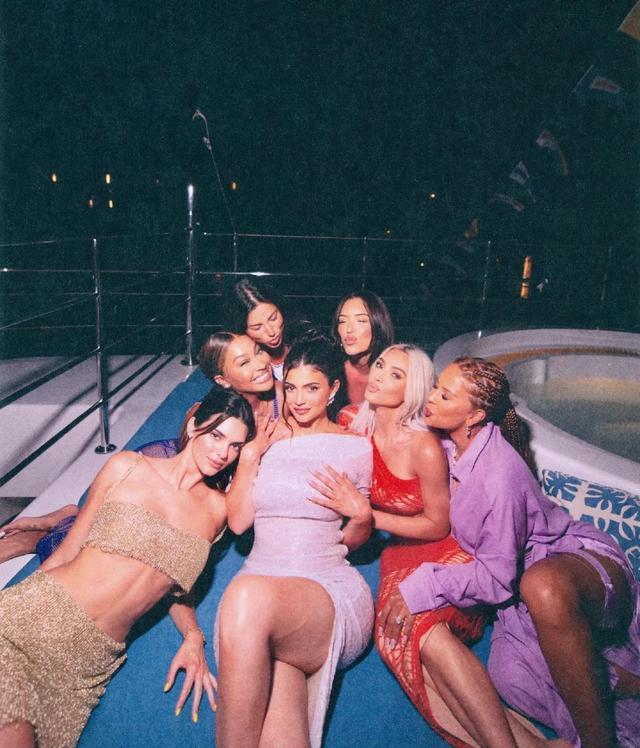 金·卡戴珊|富婆！卡戴珊家族包豪华游艇为凯莉庆生，拆到爱马仕白房子一脸惊讶