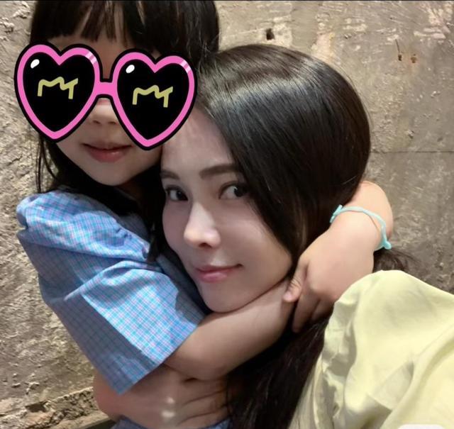 伊能静|伊能静女儿唱英文歌赞美妈妈,才6岁个头高四肢修长继承爸妈好基因