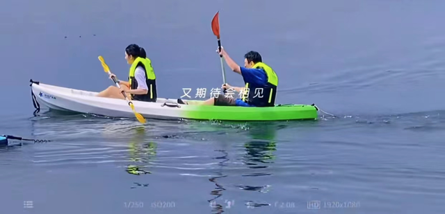 王思聪|王思聪带美女嗨玩，身材臃肿脖子下巴连一块，老态初现被批油腻