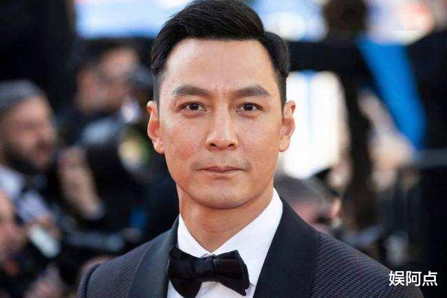 吴彦祖|吴彦祖一家三口同框，坐敞篷车游行霸气十足！女儿吴斐然罕见出镜