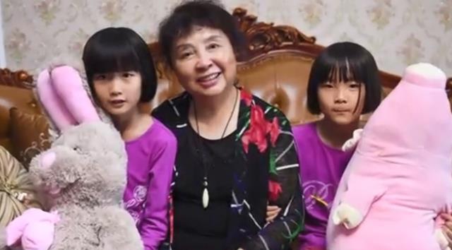 盛海琳老公下葬!身盖党旗,12岁双胞胎女儿送行,遗照放长女墓前