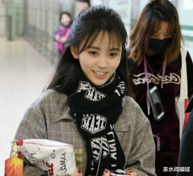 周冬雨|寡淡脸一遇港风就惊艳？周冬雨霸总，毛晓彤惊艳，鞠婧祎改头换面