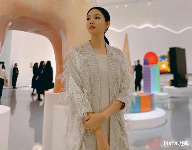 张梓琳|张梓琳这身材太有优势！穿长裙配6万开衫看秀，头小身长合影没对手