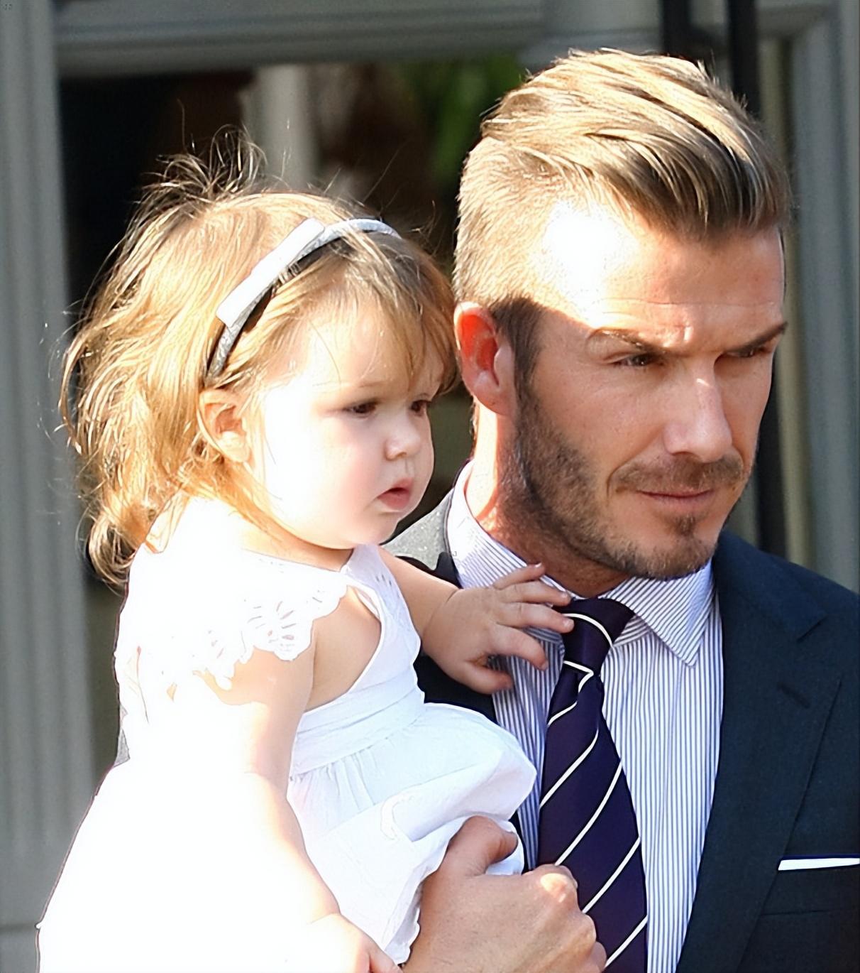 哈珀·贝克汉姆|11岁的贝小七，和贝克汉姆在游轮上，父亲搂着她的肩膀，亲她的脸蛋