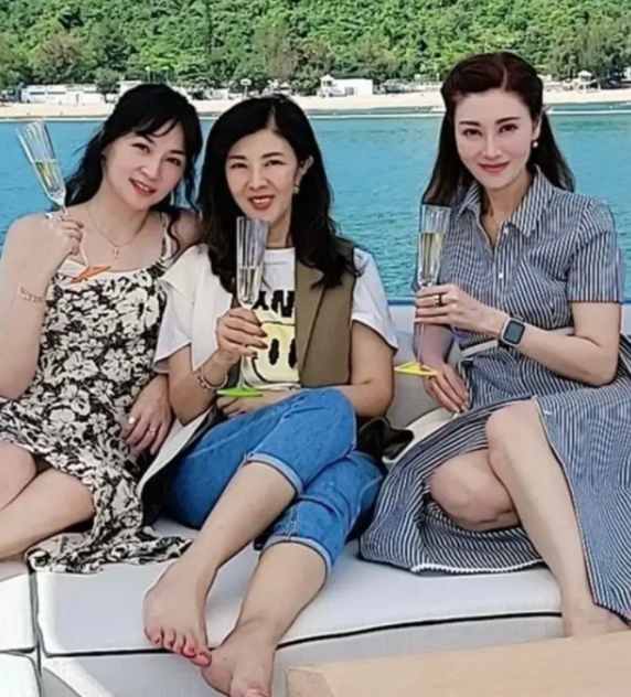 李嘉欣|李嘉欣和姐姐乘游艇度假,姐姐衣品太好,难怪颜值普通却能嫁富豪