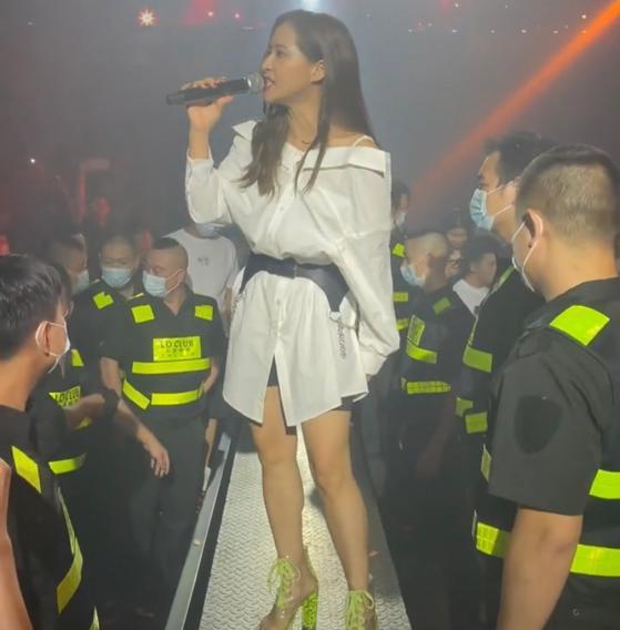 麦家琪|佛山:麦家琪穿短裙卖唱,四周都是保安大哥,“不像46岁的女人”