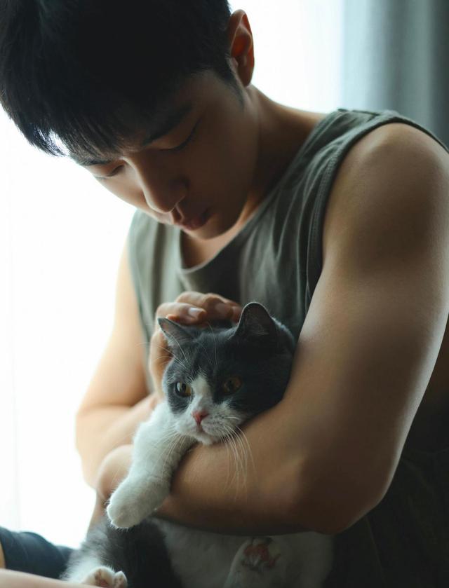 肖战|肖战晒坚果合照，“小飞侠”八倍镜看路透：用餐巾纸画画的战战