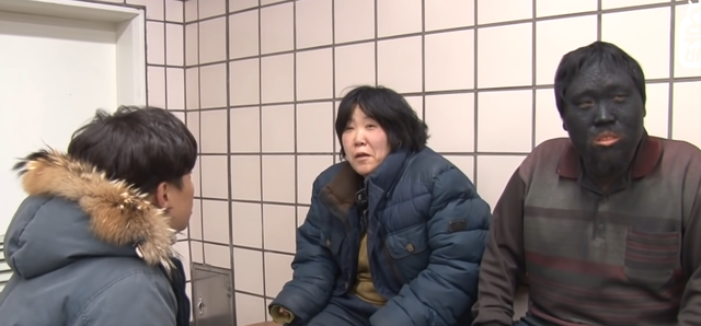 男子在脸上涂满鞋油,流浪10年,真相令人动容