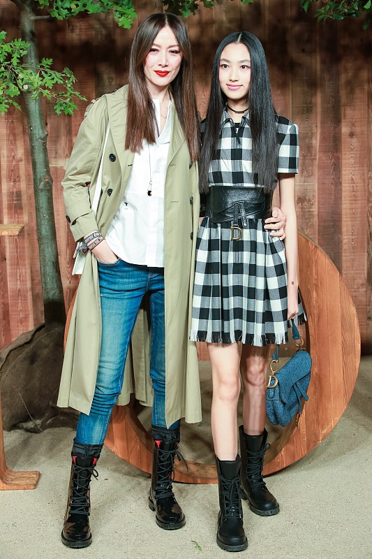 任达华的女儿虽然是00后,气质却挺成熟的,穿的裙子显高级