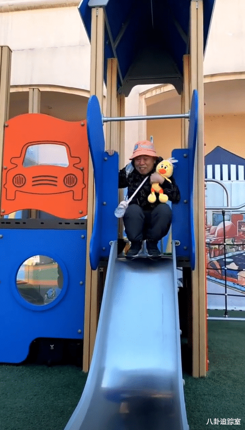 潘长江|65岁潘长江举止惹争议，打扮幼稚动作夸张，被指老不着调像低智儿