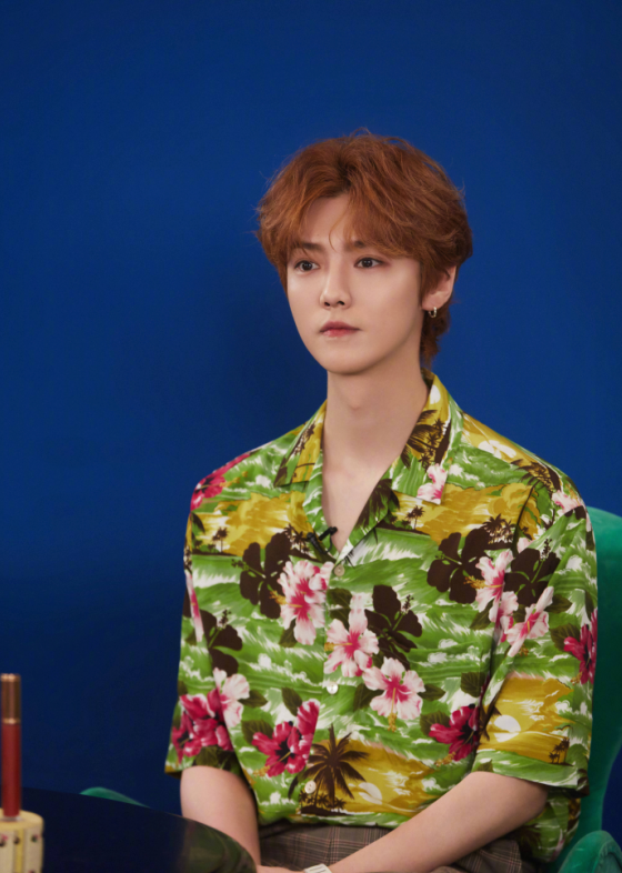 鹿晗|鹿晗深夜会友戴渔夫帽扮潮男，走路含胸驼背，未见女友关晓彤陪伴