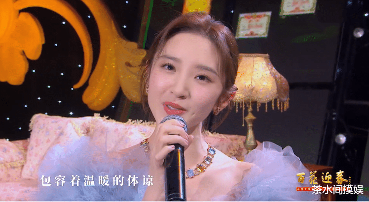 杨幂|文联春晚太热闹:朱迅双眼皮抢镜、杨幂大秀美腿,小沈阳露面献唱