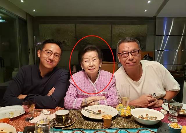 施伯雄|百亿豪门正式欢迎吴千语,施伯雄与父亲等家族成员包场看女友新片