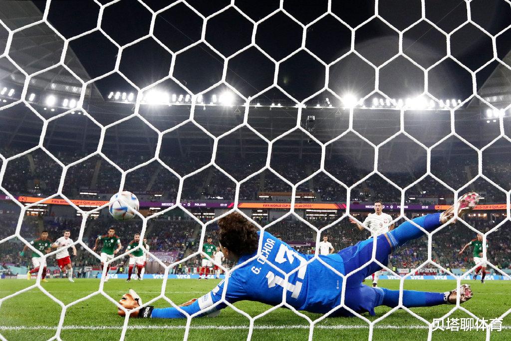 罗伯特·莱万多夫斯基|热议墨西哥0-0波兰：吴镇宇开挂！莱万软脚虾，没想到沙特小组第1