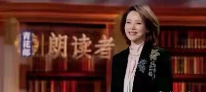 董卿|董卿酒店门口被拍!穿卡其色风衣气质出众,不登春晚舞台更显落寞