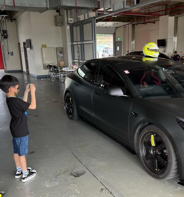 陈若仪|林志颖带儿子去看赛车，帮陈若仪拍照，彼此身高有点尴尬