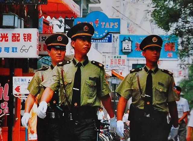 80年代山西农民砍柴发现藏金洞，捡2块金砖去银行兑换，当场被捕