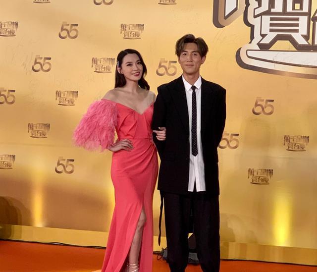 台庆|TVB台庆红毯：王浩信跟绯闻对象蔡思贝同框，唐诗咏大秀好身材