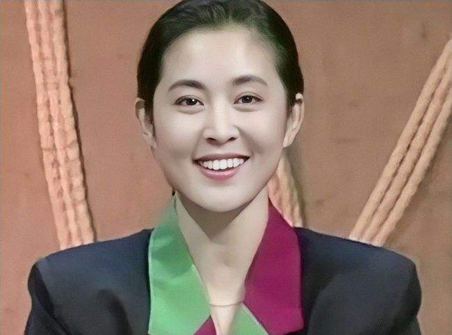 倪萍|63岁倪萍身形消瘦太明显!嘴唇变厚眼睛变小,穿2件衣服皮肤紧致