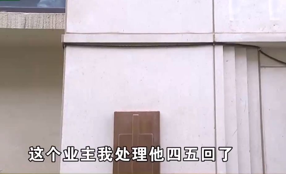 卧室门被打开，女子发现门后藏着男邻居，男子：我来看装修的