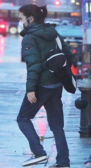 羽绒服 日本平民驸马爷久违亮相！将长发扎成马尾好个性，眉清目秀变帅了