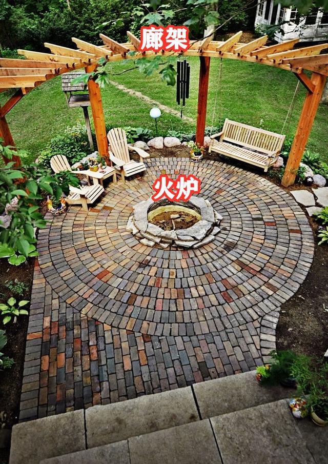要有院子一定这么装,红砖铺圆形休闲区,冬夏都能用,重点不过时