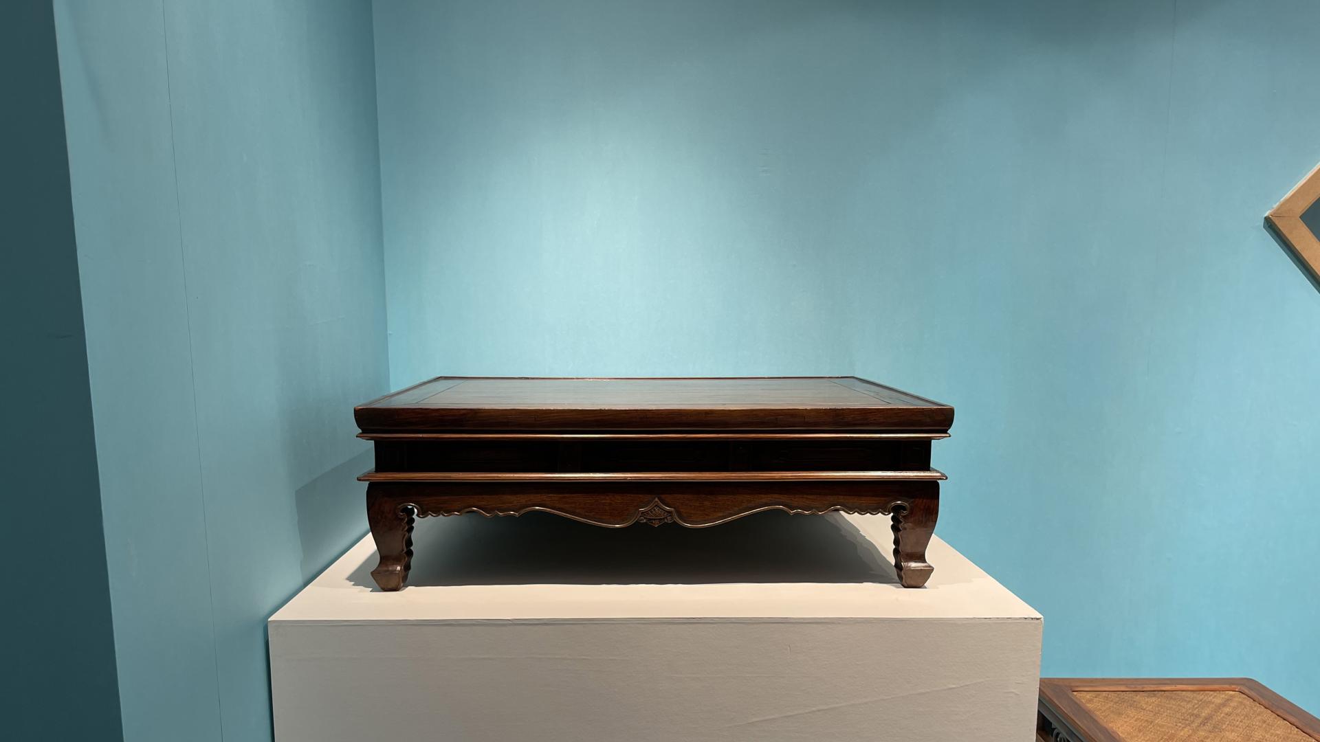 |边抹下凸出一木，黄花梨高束腰炕桌不同寻常