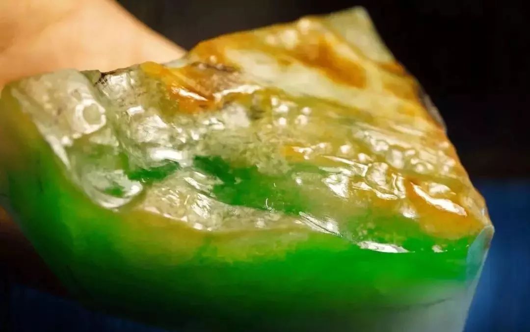 |一块不起眼的翡翠原石,竟切出三种颜色,太惊喜了!