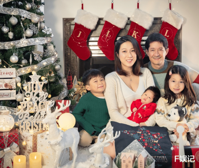 |钟嘉欣一家人去滑雪享受家庭乐 老公全程陪着大女儿滑雪很有爱