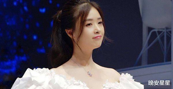 蒋欣|得罪了半个娱乐圈的她,现身机场无人接机,经常“默默低头”离开