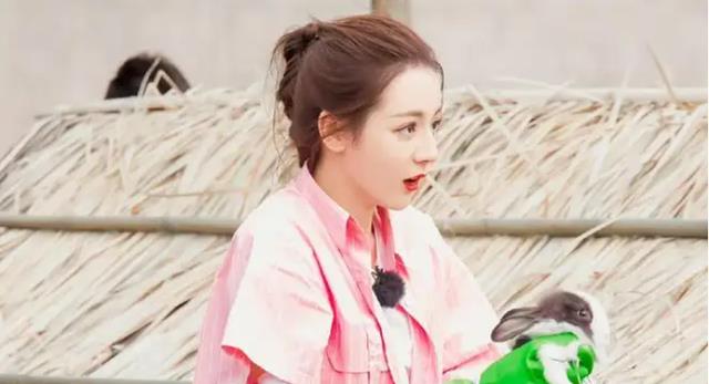 迪丽热巴|迪丽热巴一身旗袍“草莓蹲”,身材凹凸有致,一般人不敢模仿