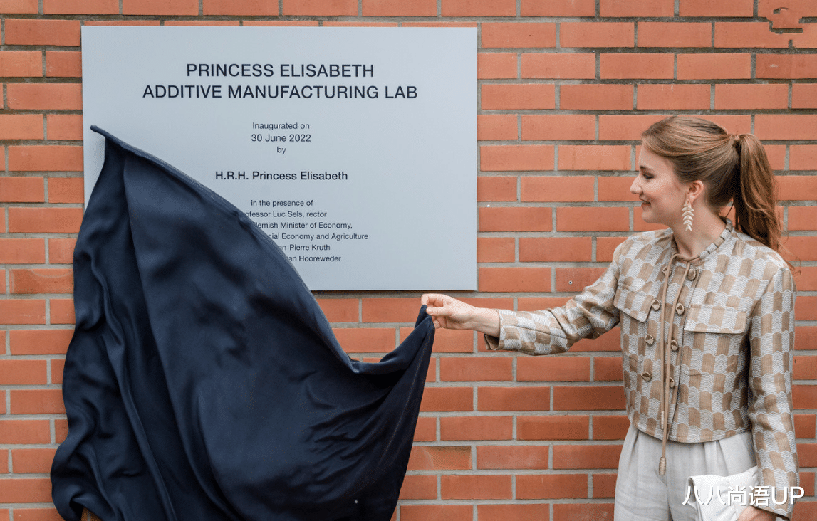 比利时女王储出席开幕式,裤装打扮扎起马尾辫,这才是00后的打扮