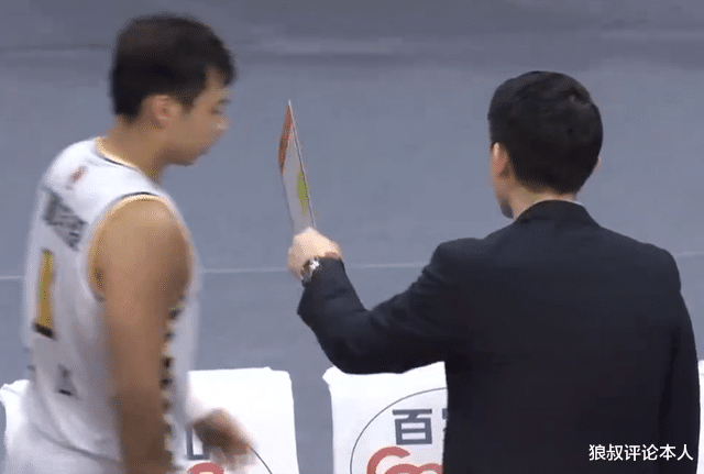 王博|王博怒了！指着鼻子骂许可，输球小将背锅？球迷批评广厦毫无斗志