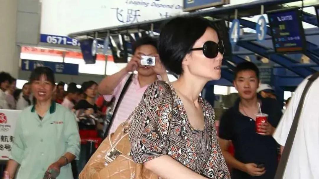 王菲|王菲身价10亿自己挎行李，穿碎花裙踩人字拖素颜走机场，大妈打扮太接地气！