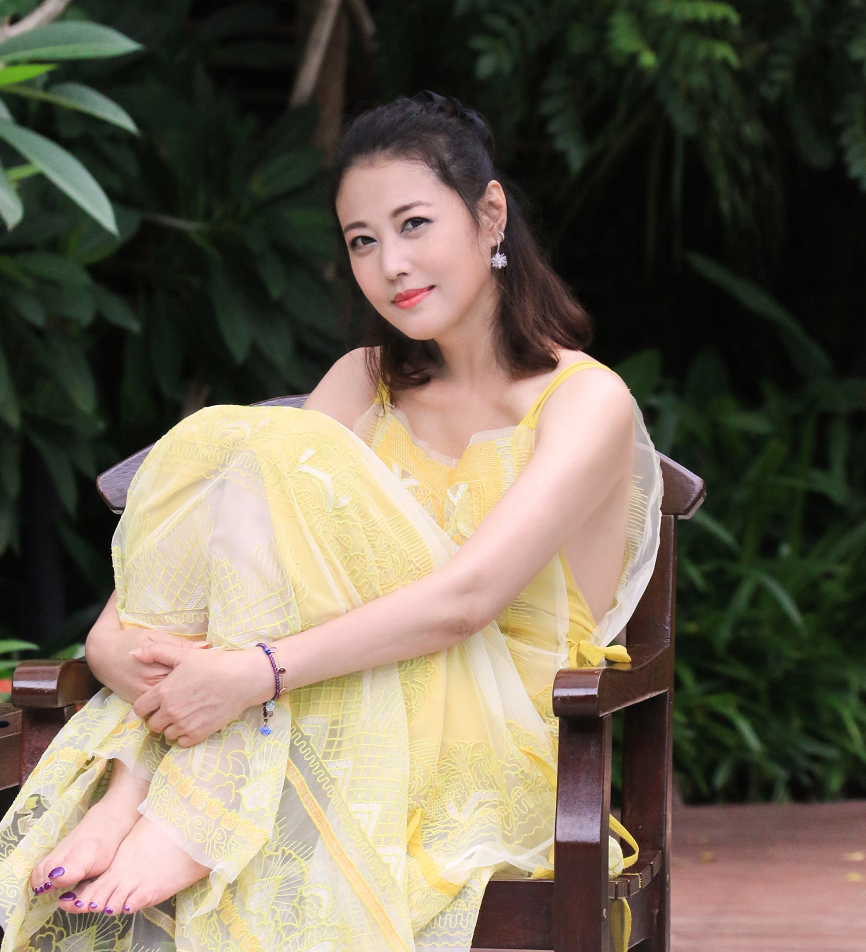 周海媚|周海媚：婚姻失败后放纵一生，靠美貌征服9个男人，今与爱犬相伴