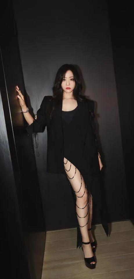 张靓颖|张靓颖的狗血情史：18岁遇见37岁的冯轲，在一起16年从未看清对方