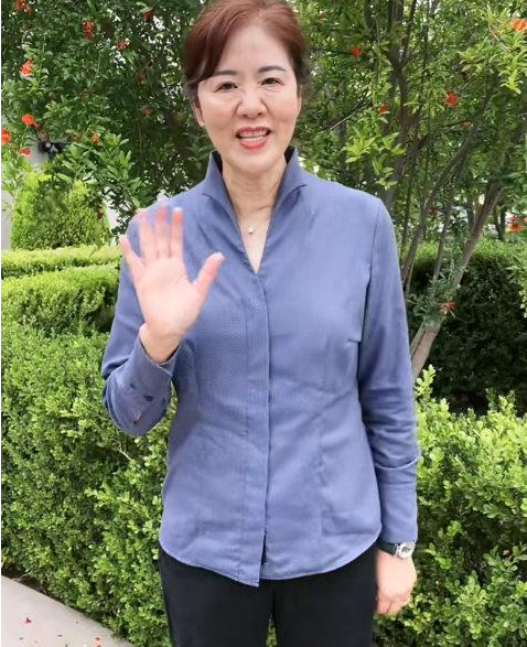 郎平|郎平全家与谷爱凌母女合照曝光，搭肩搂背关系密切，同框似家人