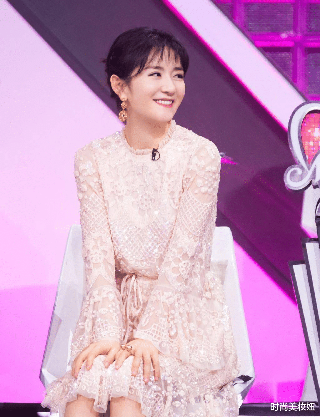 西装 谢娜剪齐刘海也太惊艳了!穿西装裙配长靴,妥妥的女团气质